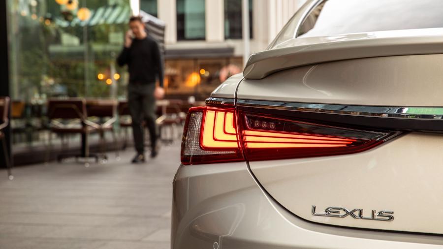 Детали экстерьера Lexus ES300h 2018 года  (AU) (фото 9 из 14)